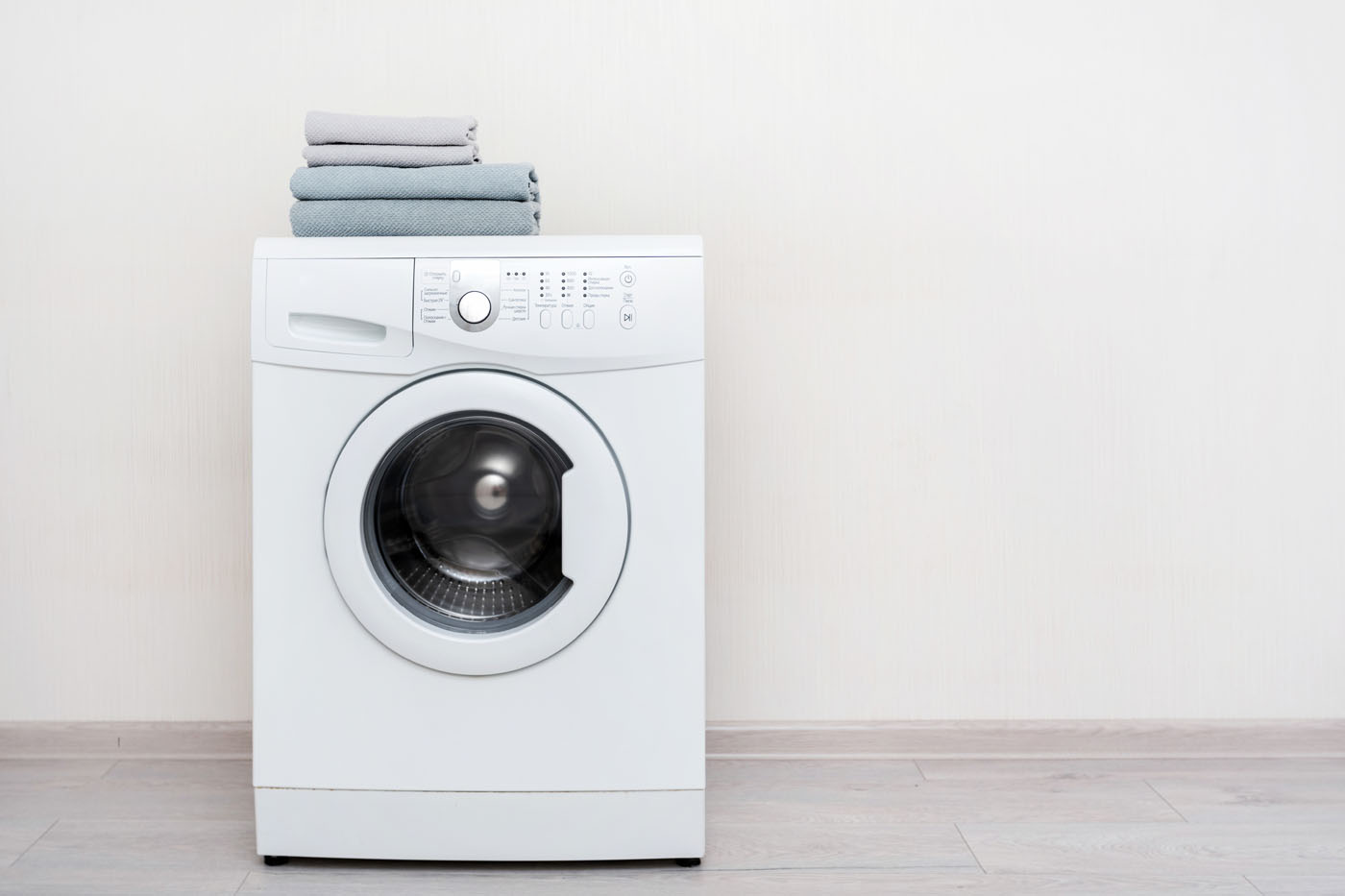 An image of a washer with clothes.